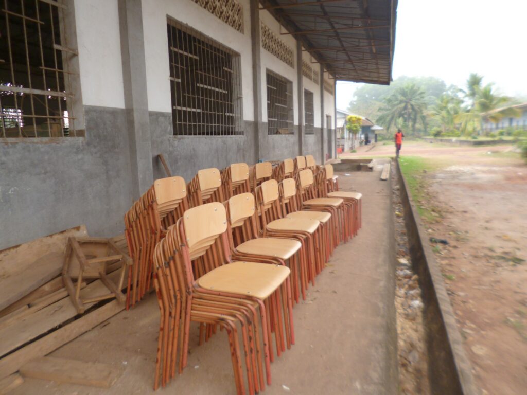 Riparazione delle sedie della scuola
